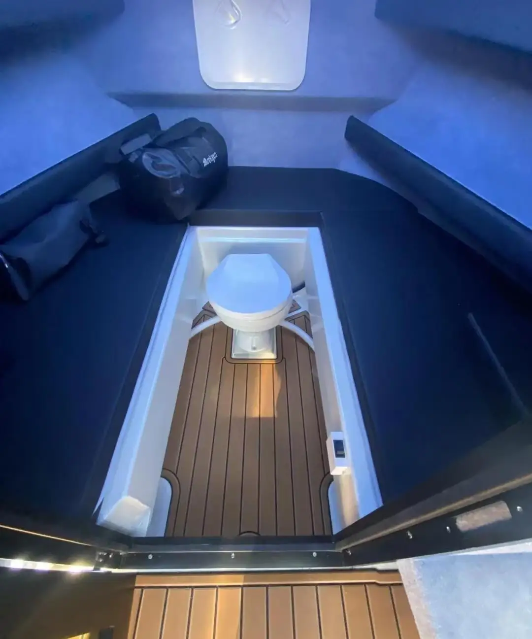Luxury 24ft Aluminum High-Speed Cabin Fishing Sport Boat for Leisure & Adventure - Image 4